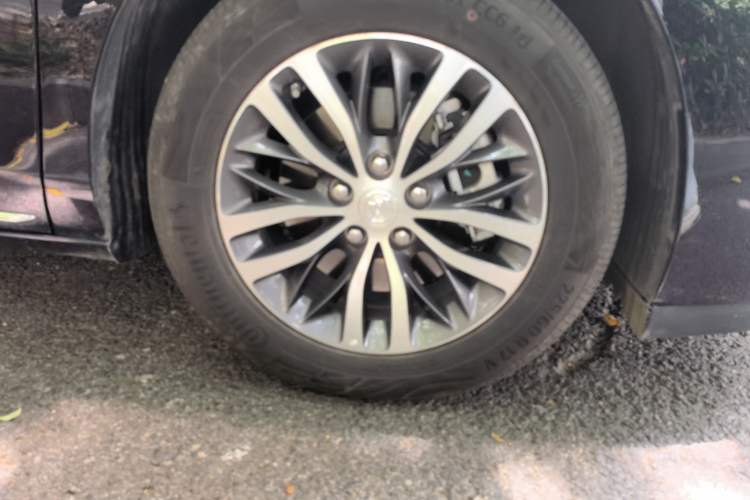 Used Buick GL8 2023 ES Lu Zun Comfort Model Right Front Wheel Hub