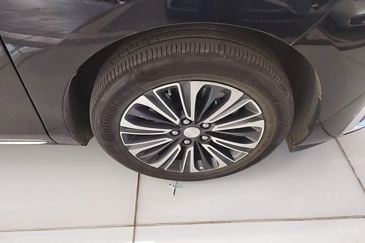 Used Buick GL8 2023 ES Lu Zun Luxury Model Right Front Wheel Hub