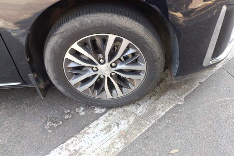 Used Buick GL8 2023 ES Lu Zun Comfort Model Right Front Wheel Hub