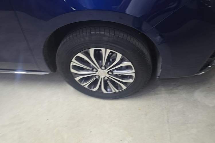 Used Buick GL8 2023 Land Executive Class 652T Luxury Model Right Front Wheel Hub