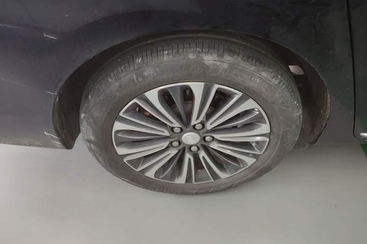 Used Buick GL8 2023 ES Lu Zun Luxury Model Right Rear Wheel Hub