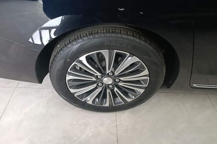 Used Buick GL8 2023 ES Lu Zun Smart Flagship Model Right Rear Wheel Hub