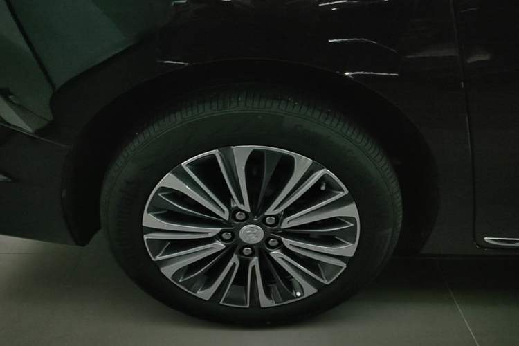 Used Buick GL8 2023 ES Lu Zun Luxury Model Right Rear Wheel Hub