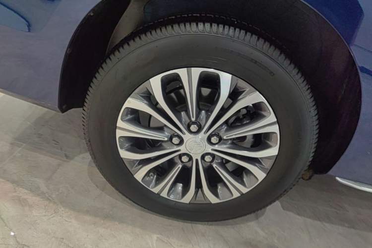 Used Buick GL8 2023 Land Executive Class Deluxe Model Right Rear Wheel Hub