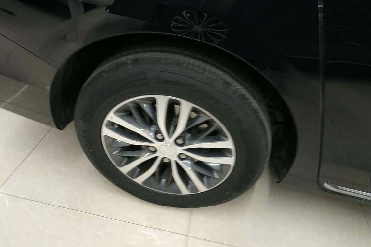 Used Buick GL8 2023 ES Lu Zun Comfort Model Right Rear Wheel Hub