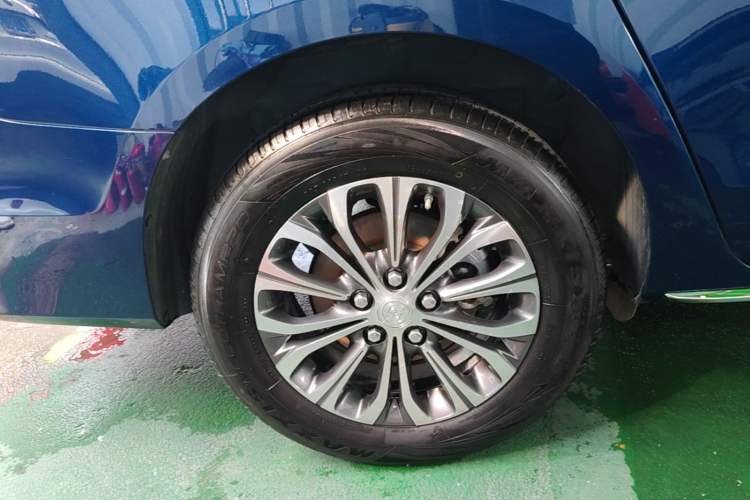 Used Buick GL8 2023 Land Executive Class Comfort Model Right Rear Wheel Hub