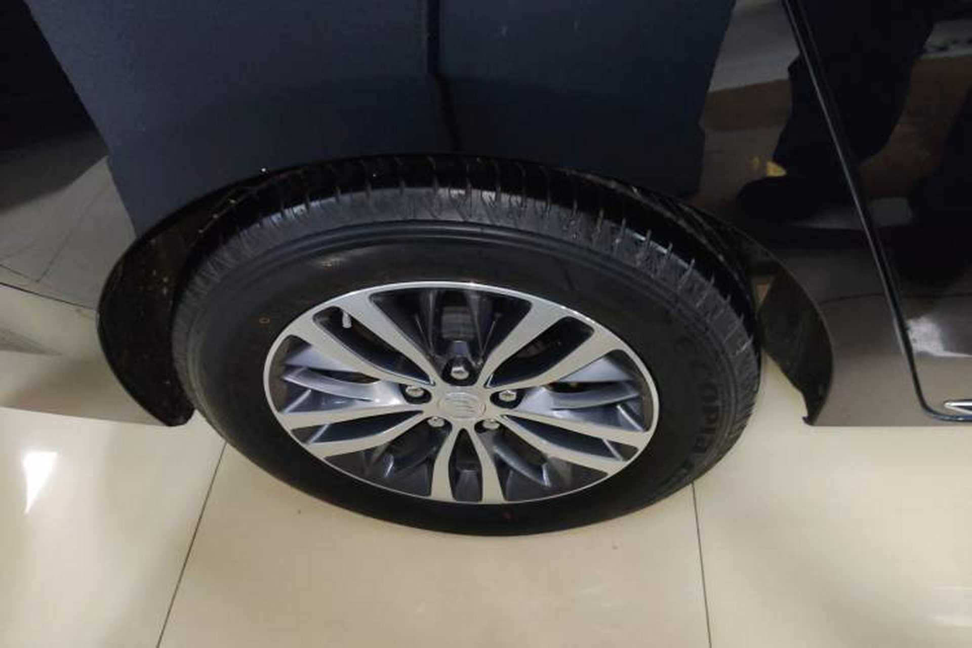 Used Buick GL8 2023 ES Lu Zun Comfort Model Right Rear Wheel Hub