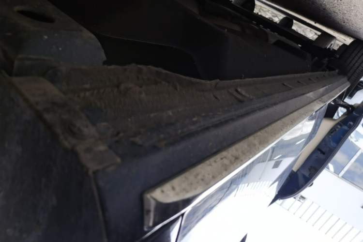 Used Buick GL8 2023 Land Executive Class Deluxe Model Right Side Sill