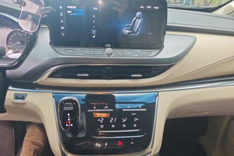 Used Buick GL8 2023 Facelifted Land Cruiser Executive Luxury Version Audio And AC Panel