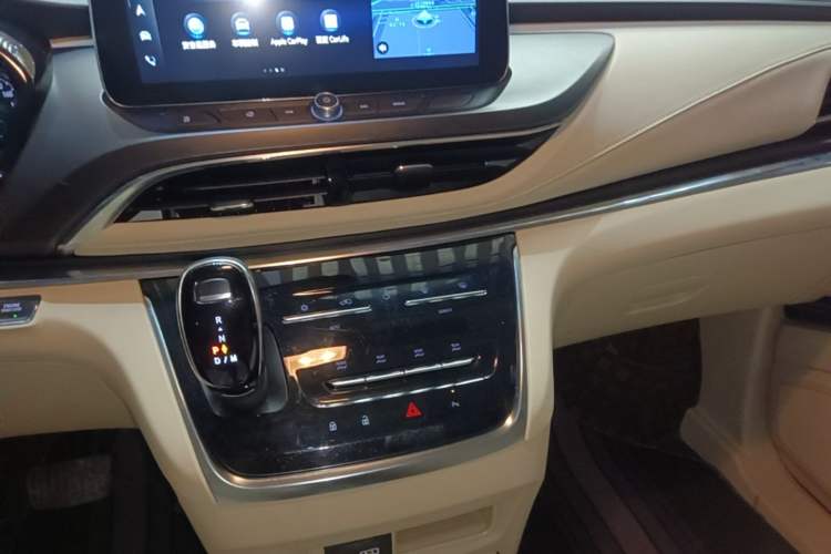 Used Buick GL8 2023 Facelifted Land Cruiser Executive Luxury Version Audio And AC Panel