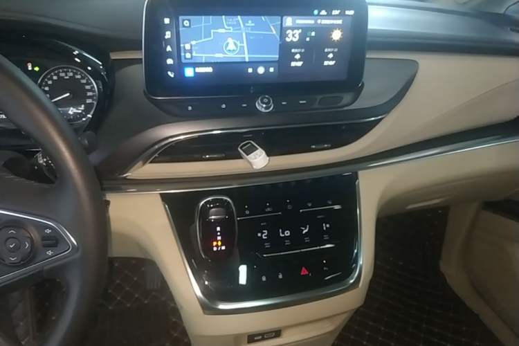 Used Buick GL8 2023 Facelifted Land Cruiser Executive Luxury Version Audio And AC Panel