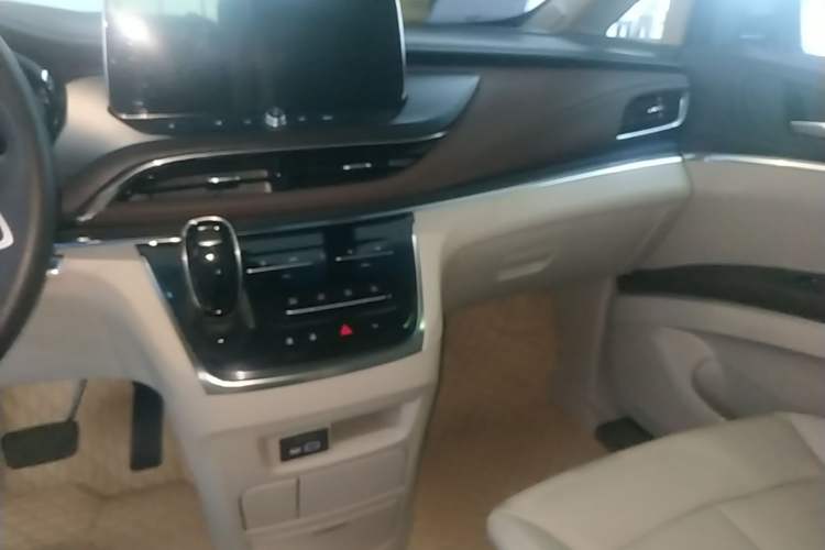 Used Buick GL8 2023 Land Executive Class Smart Enjoyment Model Audio And AC Panel