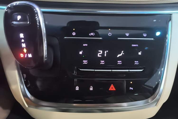 Used Buick GL8 2023 Facelifted Land Cruiser Executive Luxury Version Audio And AC Panel