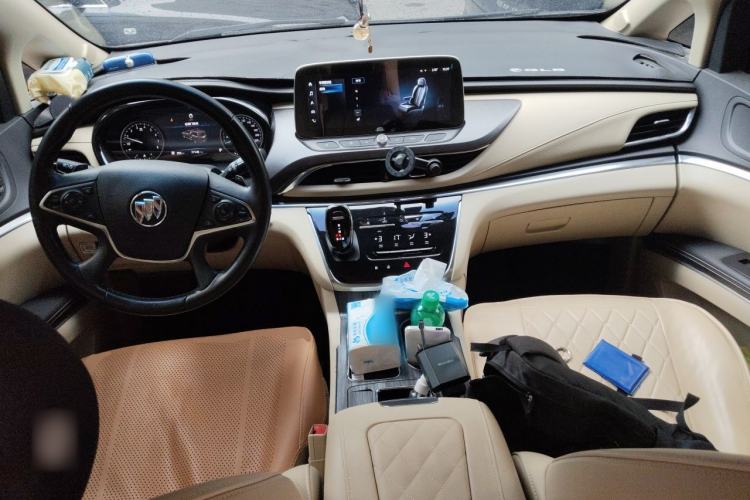 Used Buick GL8 2023 Facelifted Land Cruiser Executive Luxury Version Center Console