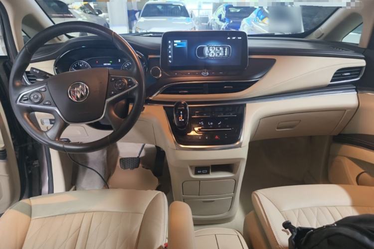 Used Buick GL8 2023 Facelifted Land Cruiser Executive Luxury Version Center Console