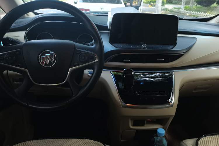Used Buick GL8 2023 Facelifted Land Cruiser Executive Luxury Version Center Console