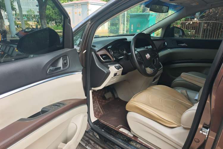 Used Buick GL8 2023 Facelifted Land Cruiser Executive Luxury Version Driver Seat
