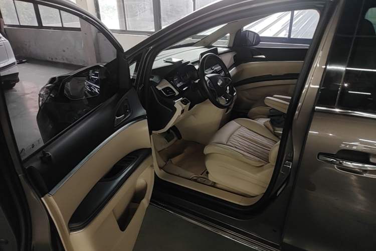 Used Buick GL8 2023 Land Executive Class 652T Luxury Model Driver Seat