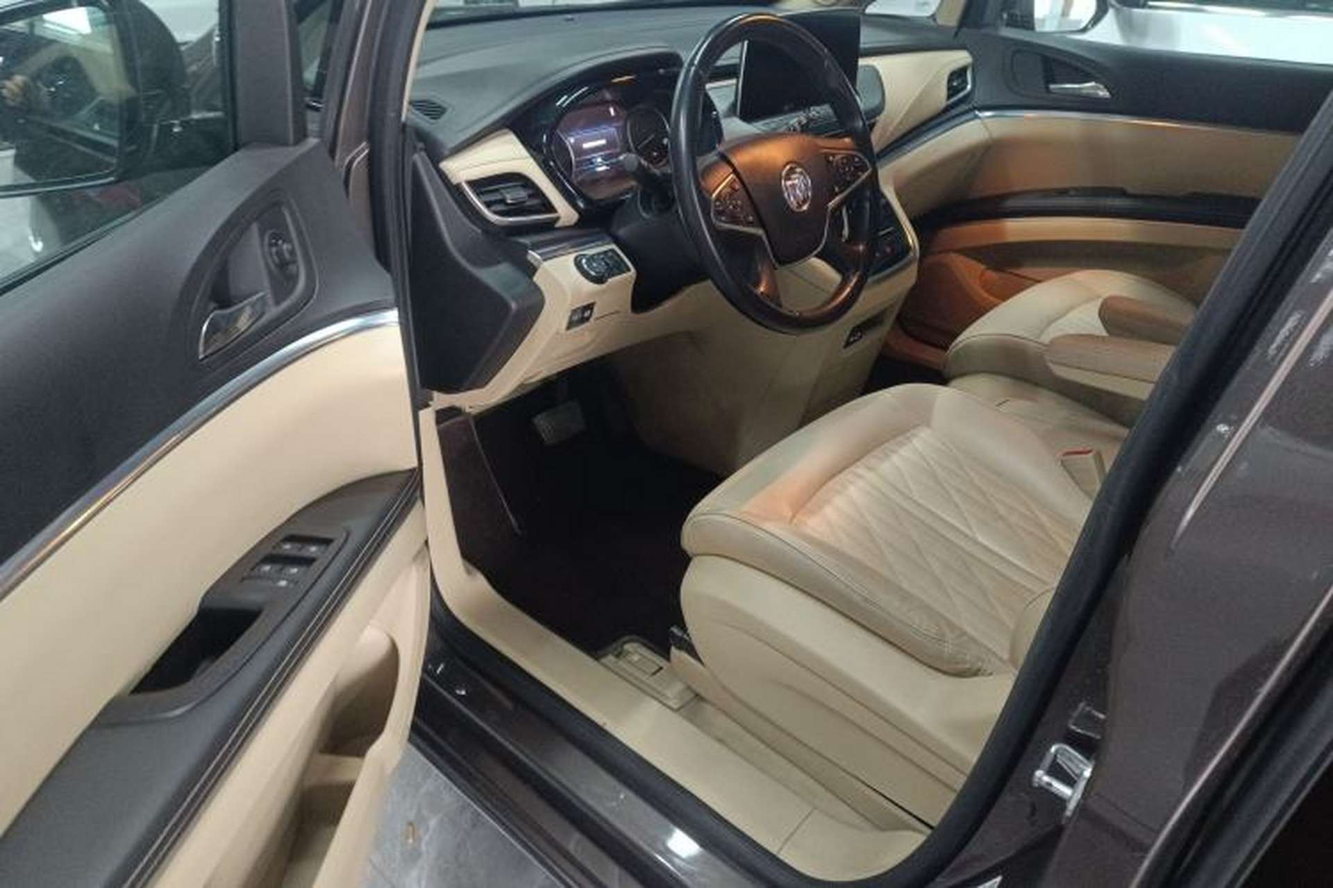 Used Buick GL8 2023 Facelifted Land Cruiser Executive Luxury Version Driver Seat