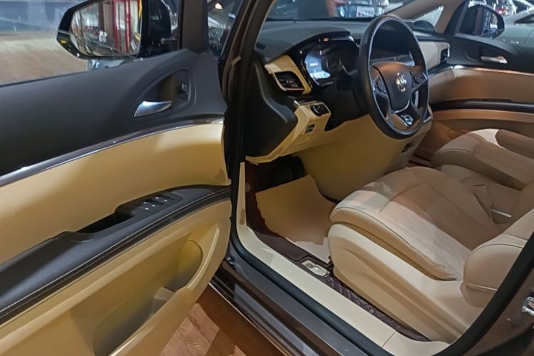 Used Buick GL8 2023 Facelifted Land Cruiser Executive Luxury Version Driver Seat