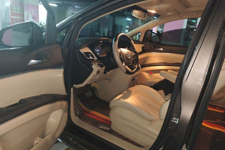 Used Buick GL8 2023 Facelifted Land Cruiser Executive Luxury Version Driver Seat