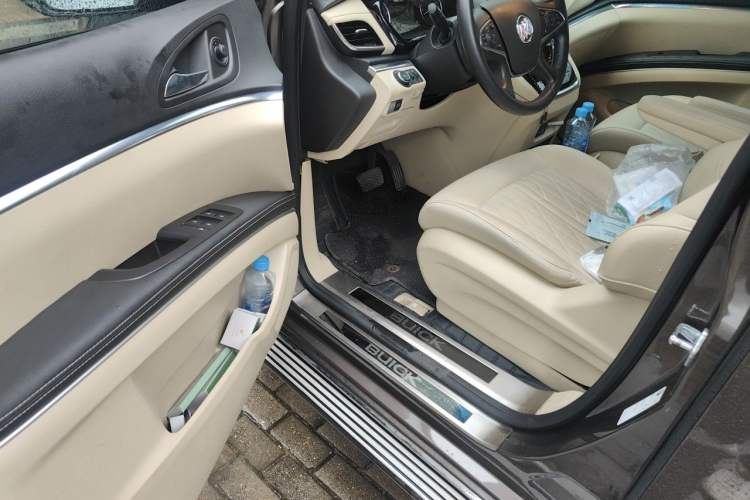 Used Buick GL8 2023 Facelifted Land Cruiser Executive Luxury Version Driver Seat