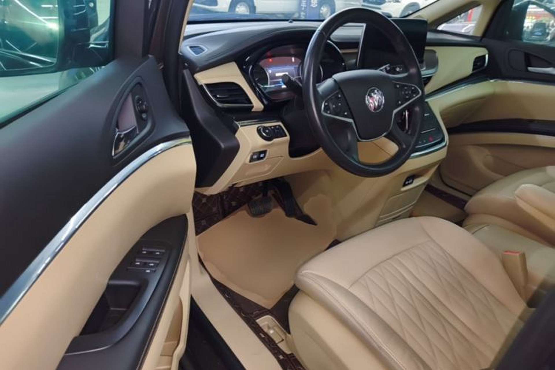 Used Buick GL8 2023 Facelifted Land Cruiser Executive Luxury Version Driver Seat