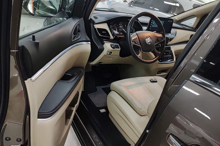 Used Buick GL8 2023 Facelifted Land Cruiser Executive Luxury Version Driver Seat