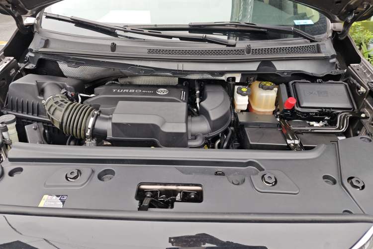 Used Buick GL8 2023 Facelifted Land Cruiser Executive Luxury Version Engine Bay