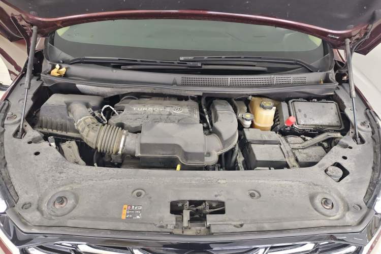 Used Buick GL8 2023 ES Lu Zun Deluxe Model Engine Bay