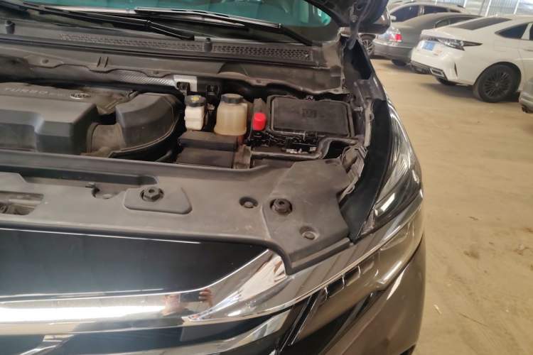 Used Buick GL8 2023 Facelifted Land Cruiser Executive Luxury Version Engine Bay Left