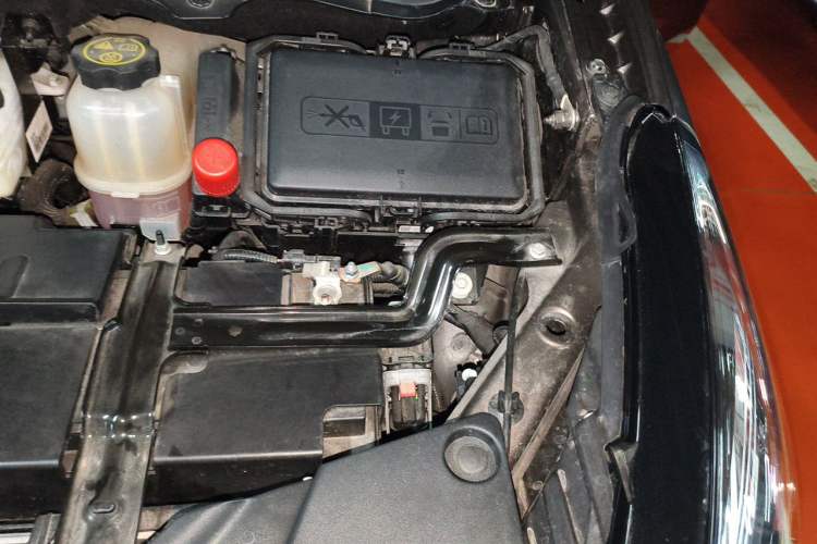 Used Buick GL8 2023 Land Executive Class Comfort Model Engine Bay Left