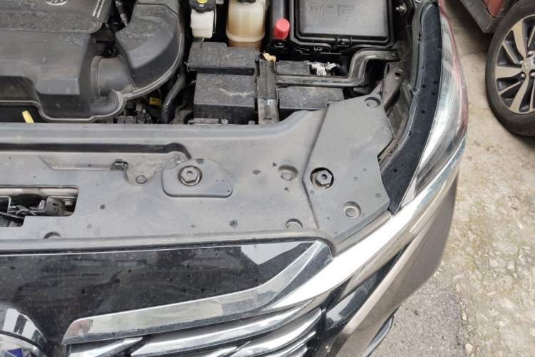Used Buick GL8 2023 Facelifted Land Cruiser Executive Luxury Version Engine Bay Left