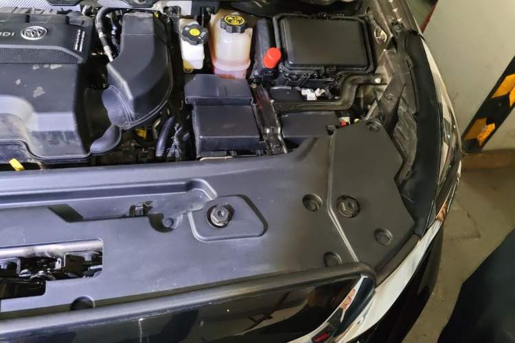 Used Buick GL8 2023 Land Executive Class Comfort Model Engine Bay Left
