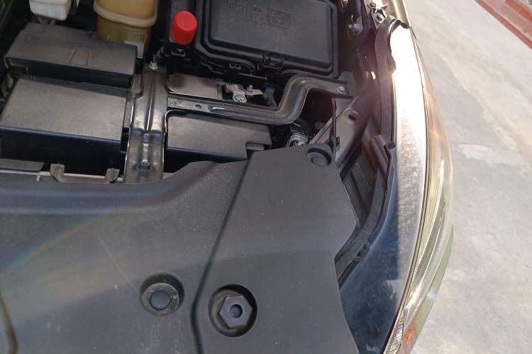 Used Buick GL8 2023 Land Executive Class Comfort Model Engine Bay Left