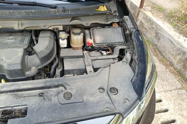 Used Buick GL8 2023 Land Executive Class Comfort Model Engine Bay Left