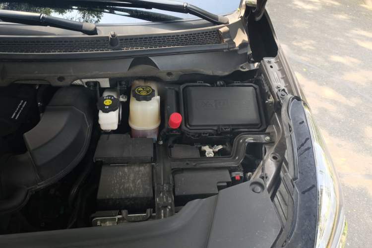 Used Buick GL8 2023 Facelifted Land Cruiser Executive Luxury Version Engine Bay Left