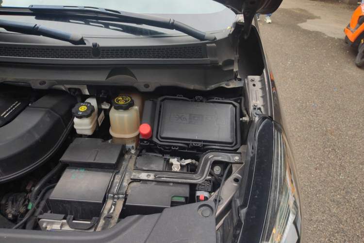 Used Buick GL8 2023 Facelifted Land Cruiser Executive Luxury Version Engine Bay Left