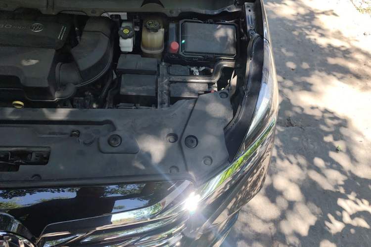 Used Buick GL8 2023 Facelifted Land Cruiser Executive Luxury Version Engine Bay Left
