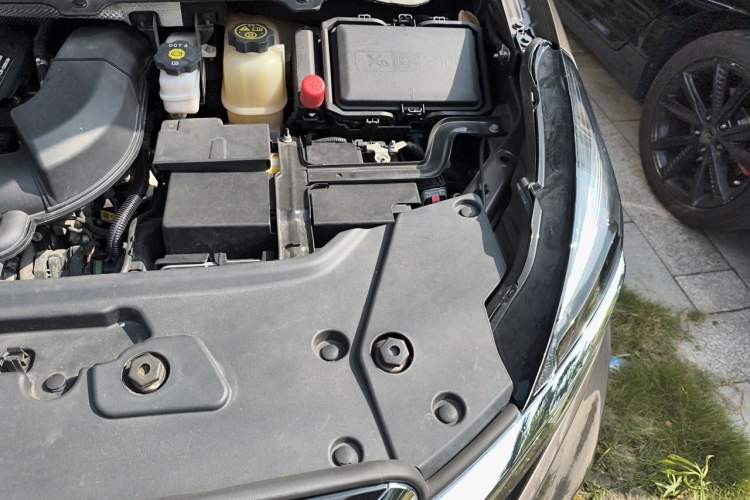 Used Buick GL8 2023 Facelifted Land Cruiser Executive Luxury Version Engine Bay Left