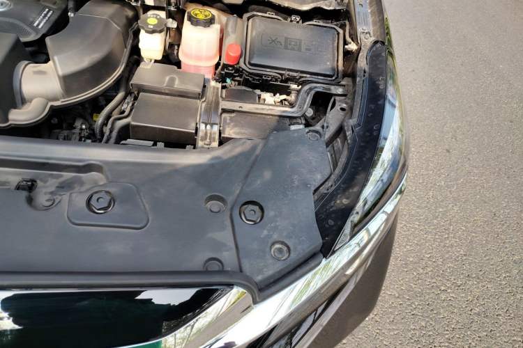 Used Buick GL8 2023 Facelifted Land Cruiser Executive Luxury Version Engine Bay Left