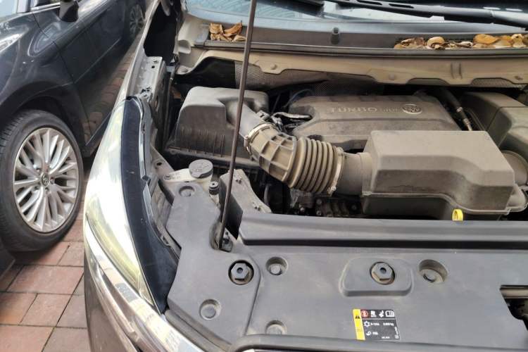 Used Buick GL8 2023 Land Executive Class Comfort Model Engine Bay Right