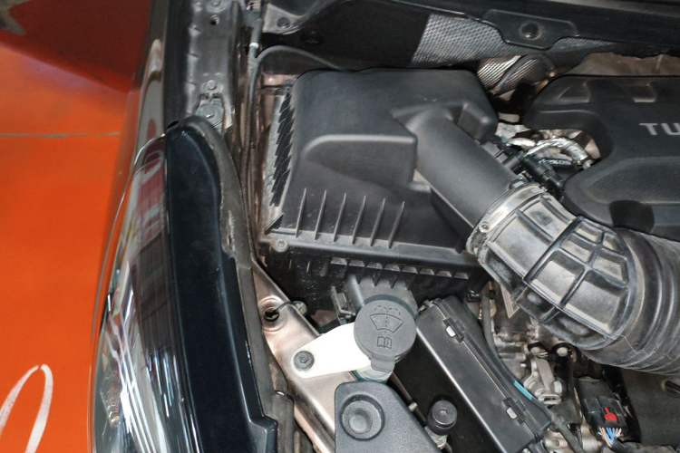 Used Buick GL8 2023 Land Executive Class Comfort Model Engine Bay Right