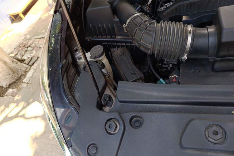 Used Buick GL8 2023 Land Executive Class Comfort Model Engine Bay Right