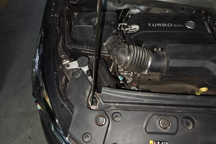 Used Buick GL8 2023 Land Executive Class Comfort Model Engine Bay Right