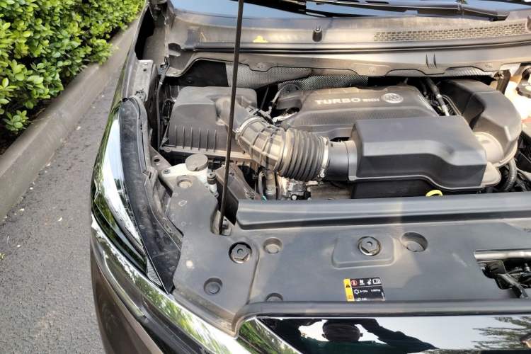 Used Buick GL8 2023 Facelifted Land Cruiser Executive Luxury Version Engine Bay Right