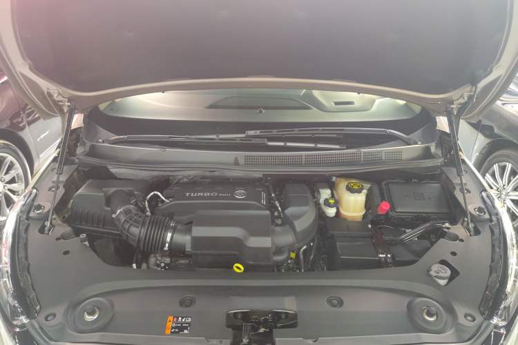 Used Buick GL8 2023 ES Lu Zun Deluxe Model Engine Bay