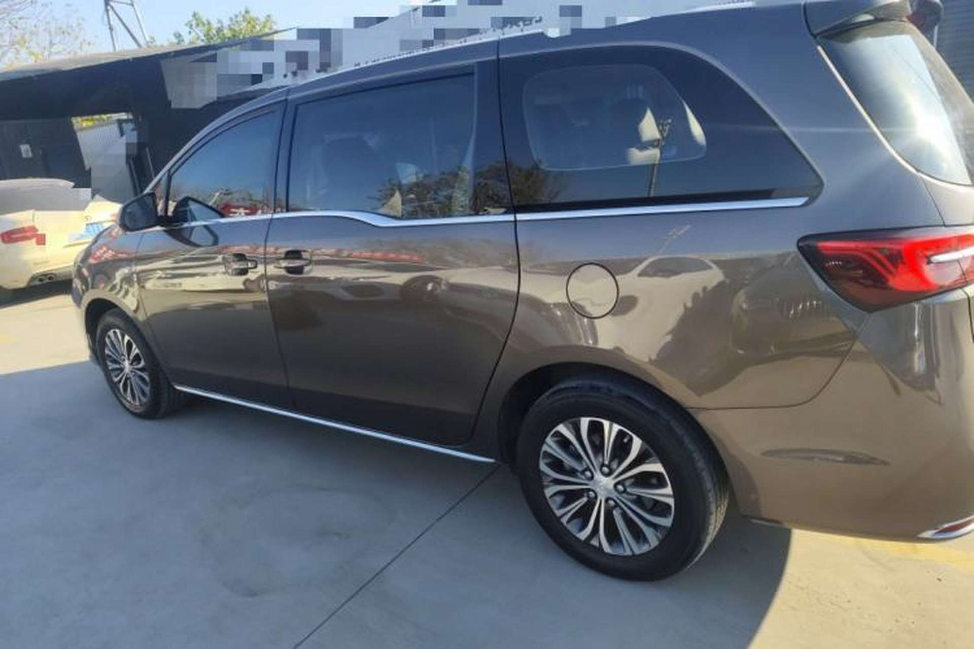 Used Buick GL8 2023 Land Executive Class Comfort Model Exterior 3
