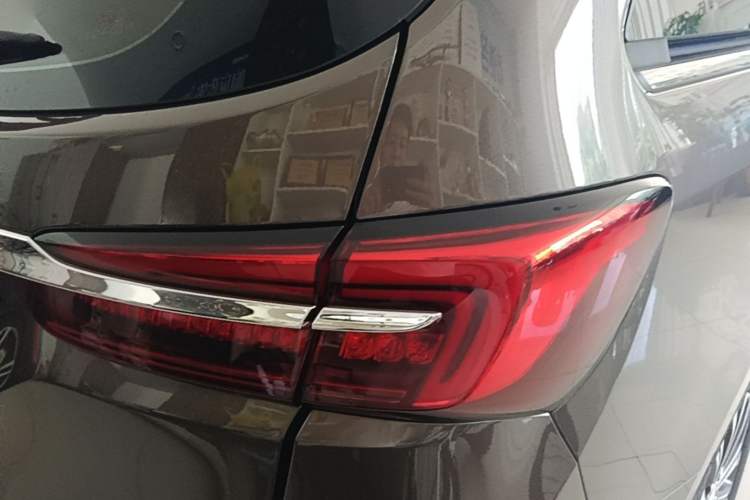 Used Buick GL8 2023 Land Executive Class Comfort Model Exterior 3