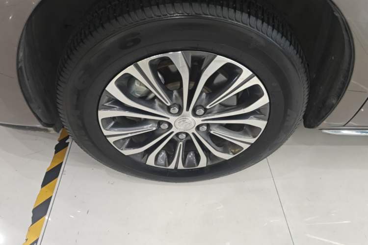 Used Buick GL8 2023 Land Executive Class Comfort Model Exterior 4